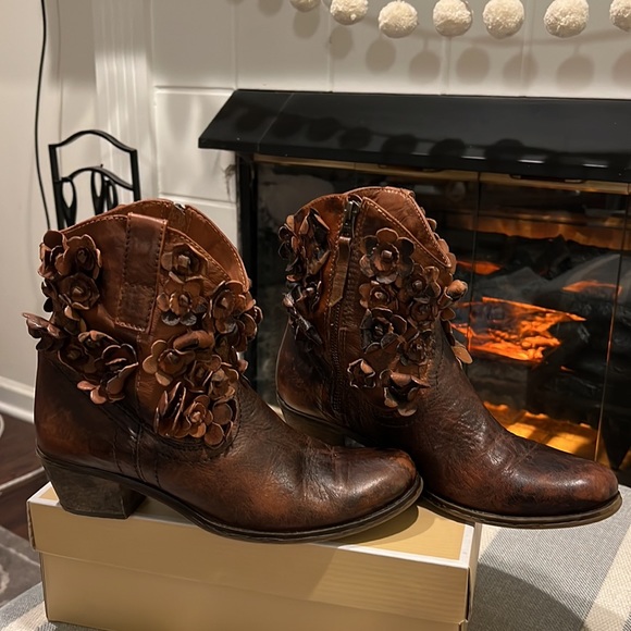 ♥️ANTHROPOLOGIE ♥️SHERIDAN l MIA ♥️Flowers Leather Ankle Boots Size 9 - Picture 4 of 16